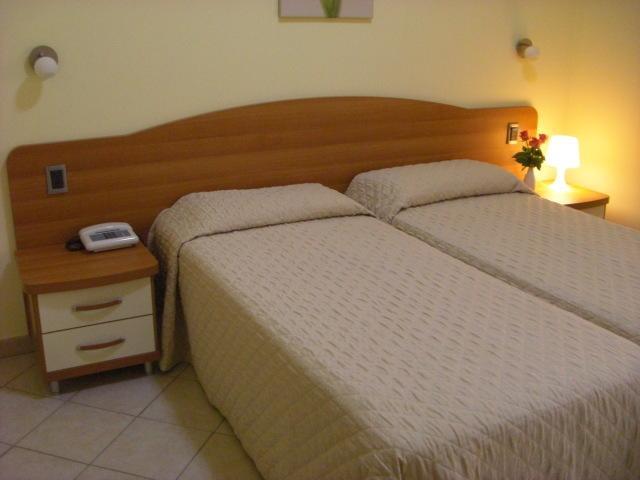 Hotel Ristorante Sbranetta Rozzano Ruang foto